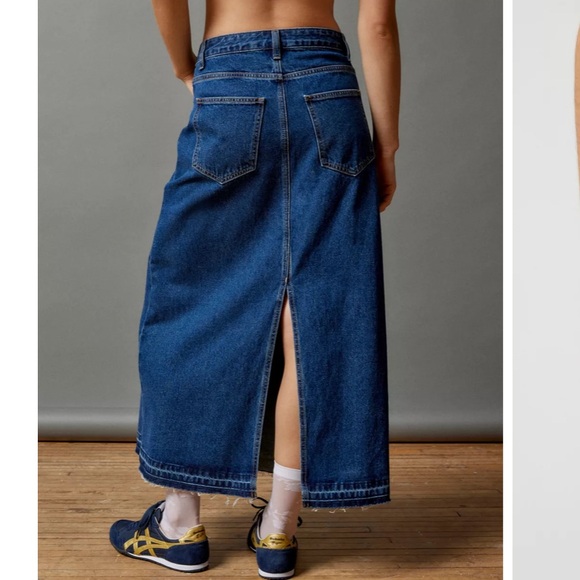 BDG Dresses & Skirts - BDG Theo Denim A-Line Midi Skirt Raw Hem Size Small EUC